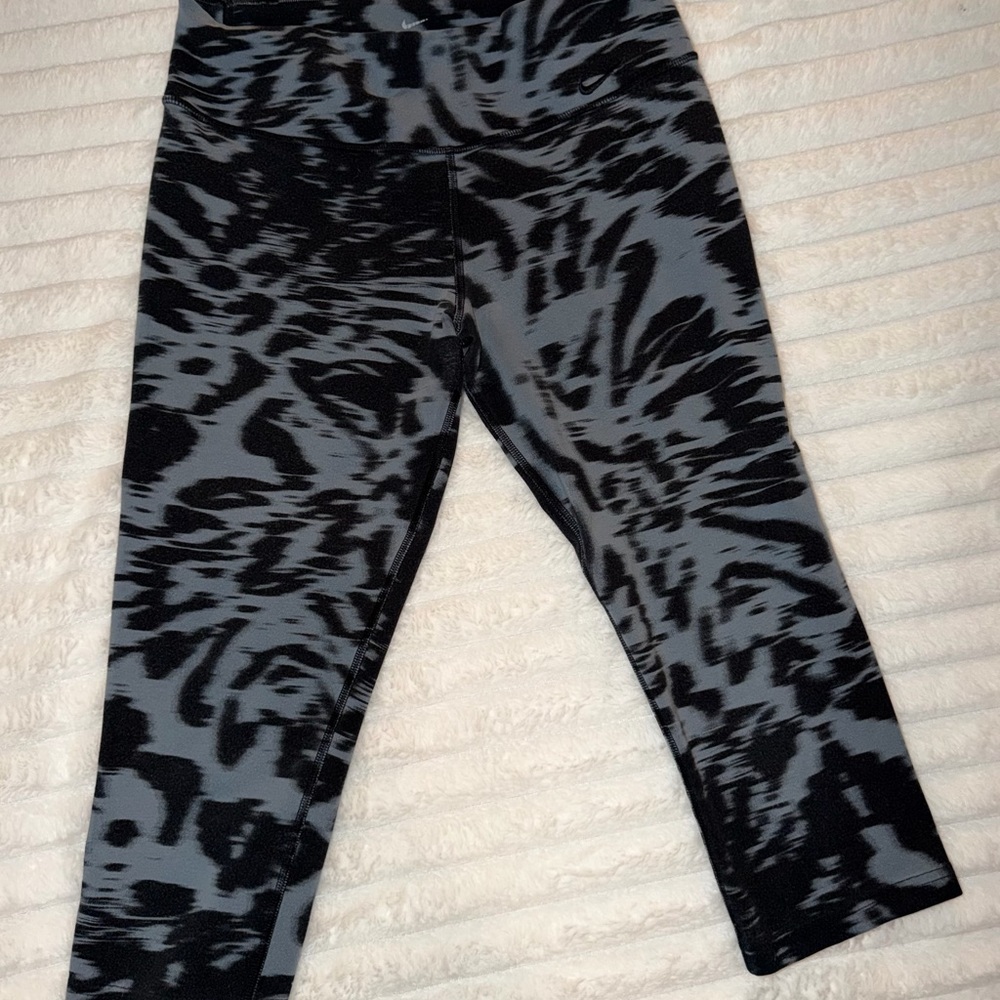 Nike Womens Black and Gray Patterned Cropped Leggings